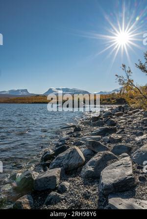 Herbstsaison in Abisko mit Lake Tornetraesk im Hintergrund, aus Bjoerkliden, Schweden, Schweden. Stockfoto