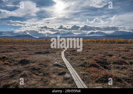 Sonniger Herbstblick auf den Kungsleden Wanderweg im Abisko Nationalpark Gemeinde Kiruna Lappland Schweden. Stockfoto