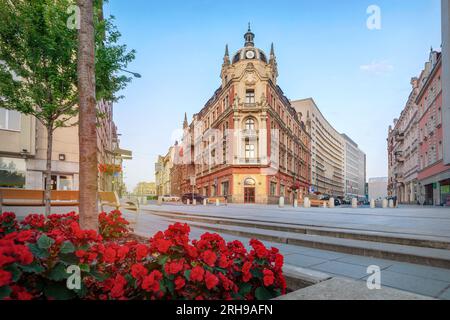 Kattowitz, Polen - Blick auf das Gebäude mit Uhr auf dem zentralen Platz (Rynek) Stockfoto