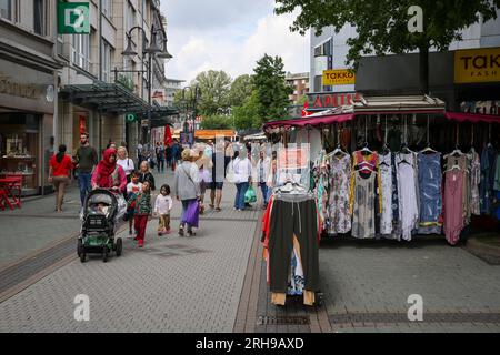 Bottrop, Nordrhein-Westfalen, Deutschland - viele Menschen unterwegs am Markttag in der Innenstadt, in der Hochstraße, der Haupteinkaufsstraße im Stockfoto