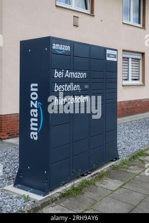 Bottrop, Nordrhein-Westfalen, Deutschland – Amazon, Amazon Locker, Amazon Hub, Packstation, Paketstation, Abholstation für Amazon-Pakete. Stockfoto