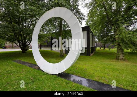 Bottrop, Nordrhein-Westfalen, Deutschland - Josef-Albers-Museum Quadrat im Stadtgarten Bottrop, davor das Werk Nr. 205 - Hommage an Bottrop von arti Stockfoto