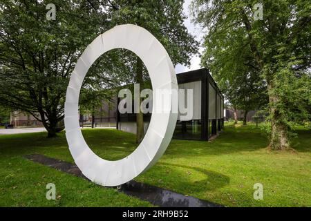 Bottrop, Nordrhein-Westfalen, Deutschland - Josef-Albers-Museum Quadrat im Stadtgarten Bottrop, davor das Werk Nr. 205 - Hommage an Bottrop von arti Stockfoto