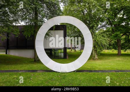 Bottrop, Nordrhein-Westfalen, Deutschland - Josef-Albers-Museum Quadrat im Stadtgarten Bottrop, davor das Werk Nr. 205 - Hommage an Bottrop von arti Stockfoto