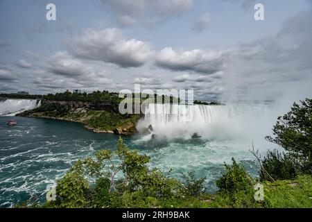 Szenen aus der Umgebung der Niagra Falls, aufgenommen von der kanadischen Seite, mit Schwerpunkt auf dem Drama der Wasserfälle und einem dunklen brodelnden Himmel Stockfoto