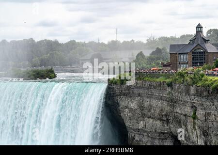 Szenen aus der Umgebung der Niagra Falls, aufgenommen von der kanadischen Seite, mit Schwerpunkt auf dem Drama der Wasserfälle und einem dunklen brodelnden Himmel Stockfoto