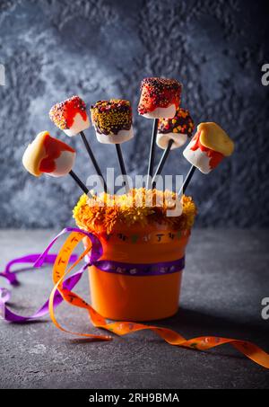 Marshmallow Pops für Halloween Stockfoto