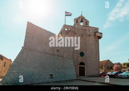 Kirchenfestung St. Maria aus dem 15. Jahrhundert im Dorf Vrboska, Kroatien. Stockfoto