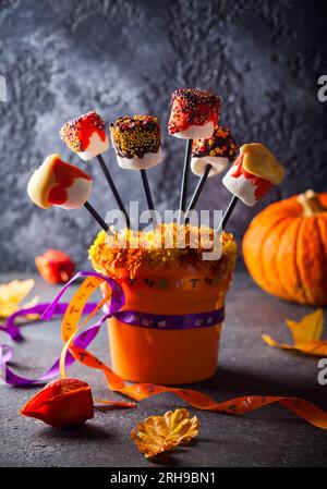 Marshmallow Pops für Halloween Stockfoto