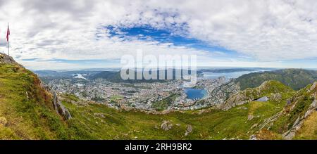 Im Sommer bietet der Berg Ulriken einen Blick auf die norwegische Stadt Bergen Stockfoto