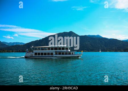Schiff mit Touristen auf dem tegernsee, mit Bergen im Hintergrund Stockfoto