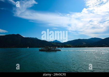 Schiff mit Touristen auf dem tegernsee, mit Bergen im Hintergrund Stockfoto
