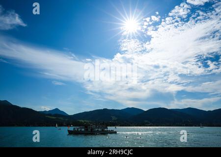 Schiff mit Touristen auf dem tegernsee, mit Bergen im Hintergrund Stockfoto