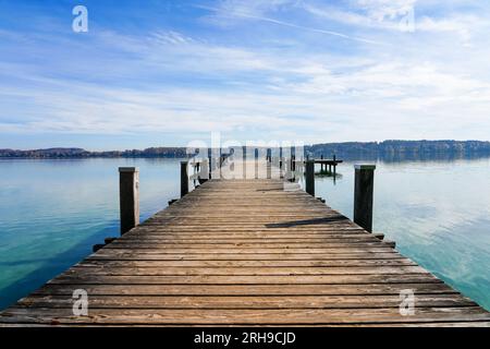Idyllische Landschaft am Morgen mit einem Pier am See. Stockfoto