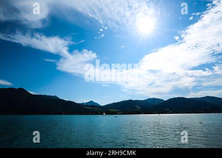 Tegernsee mit Segelboot, in bayern, Tegernsee mit Segelboot und Sonnenschein Stockfoto