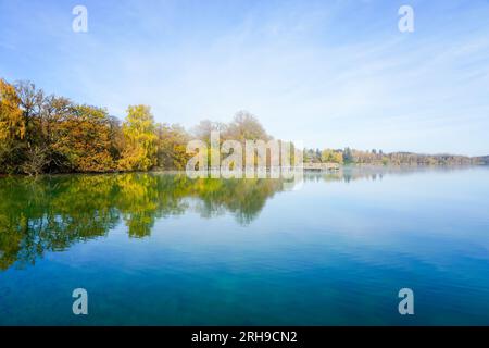 Idyllische Herbstlandschaft am See. Stockfoto