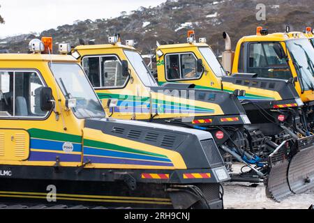 Winter- und Frühfrühlingsszenen aus der Umgebung des Mt Perisher in den australischen Alpen, das sind Schneemobile, Schneepflüge. Stockfoto