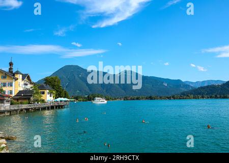 Schiff mit Touristen auf dem tegernsee, mit Bergen im Hintergrund Stockfoto