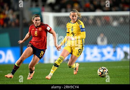 Mariona Caldentey aus Spanien und Kosovare Asllani aus Schweden während des Halbfinals der FIFA Women's World Cup zwischen Spanien und Schweden im Eden Park in Auckland, Neuseeland, am 15. August 2023. Foto: Pontus Lundahl/TT/Code 10050 Stockfoto