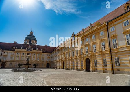 Detaillierte und großwinkelige Bilder des melker Klosters in melk, einem beeindruckenden barocken Dom und religiösen Komplex Stockfoto