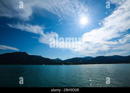 Tegernsee mit Segelboot, in bayern Stockfoto