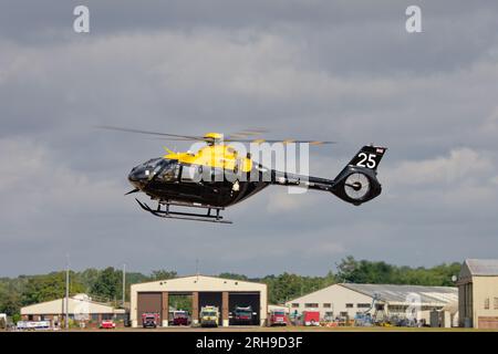 Die britische Defence Helicopter Flying School Juno HT1 Eurocopter EC135 ZM525 kommt bei RAF Fairford in Südengland an, um an der RIAT teilzunehmen Stockfoto