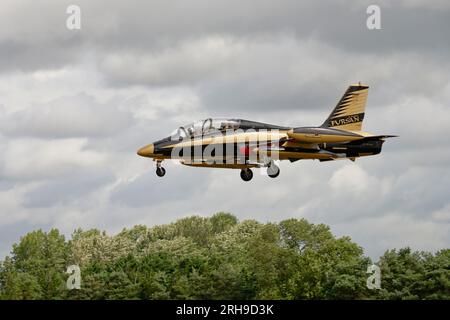 Aermacchi MB399Nat Military Jet Trainer der Vereinigten Arabischen Emirate Fursan Al Emarat Aerobatic Display Team trifft bei RAF Fairford für die RIAT ein Stockfoto