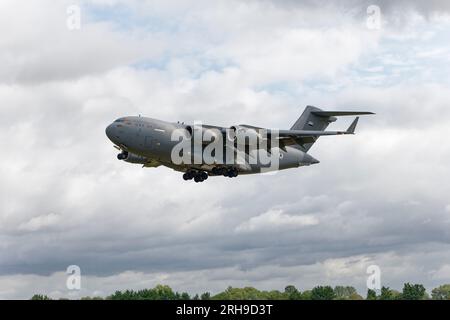 Die Boeing C-17A Globemaster III der United Emirates Air Force kommt bei RAF Fairford in Südengland an, um am Air Tattoo teilzunehmen Stockfoto