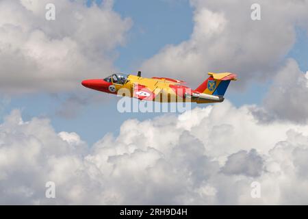 Hell bemalte Saab SK60 Jet Trainer Flugzeuge der schwedischen Luftwaffe der 1960er Jahre verlassen RAF Fairford nach der Teilnahme an der RIAT Stockfoto