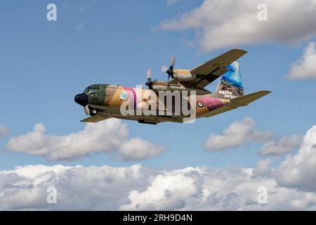 Die Royal Jordanian Falcons Support Aircraft, eine Lockheed C-130 Hercules, die einige atemberaubende Heckmotive zeigt, fährt von RAF Fairford in Südengland ab Stockfoto