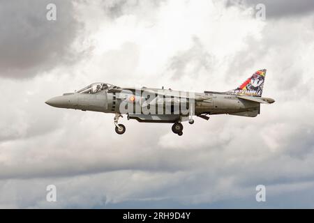 Dieses McDonnell Douglas Harrier Jump Jet Fighter Flugzeug der spanischen Marine zeigt beeindruckende Schlangenschwanzkunst auf der RIAT Stockfoto