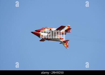 Zwei Casa C-101 Aviojet Jet Trainer der spanischen Luftwaffe Patrulla Aguila Aerobatic Display Team in sehr enger Formation A The RIAT Stockfoto