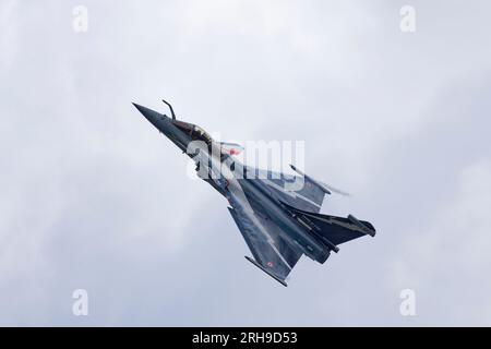 Die französische Luftwaffe Rafale zeigt auf der Royal International Air Tattoo in Südengland eine mehrteilige Kampfjet-Flugschau Stockfoto