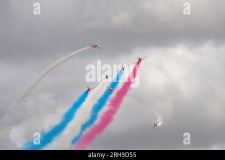 Das British Royal Airforce Red Arrows Aerobatic Display Team spielt beim Royal International Air Tattoo, das im RAF Fairford in Gloucestershire stattfindet Stockfoto