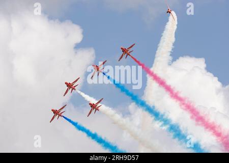 Das British Royal Airforce Red Arrows Aerobatic Display Team spielt beim Royal International Air Tattoo, das im RAF Fairford in Gloucestershire stattfindet Stockfoto