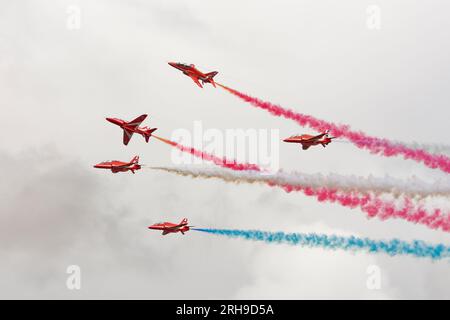 Das British Royal Airforce Red Arrows Aerobatic Display Team spielt beim Royal International Air Tattoo, das im RAF Fairford in Gloucestershire stattfindet Stockfoto