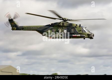 Der NH90 Tactical Transport Helicopter der Deutschen Armee des NH90 Display Teams zeigte auf der Air Tattoo eine hervorragende Ausstellung Stockfoto