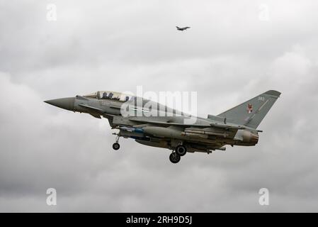 Die RAF Typhoon Fighter Jet Aircraft ZK383 kommt in Fairford an, um an der Royal International Air Tattoo in Gloucestershire teilzunehmen Stockfoto