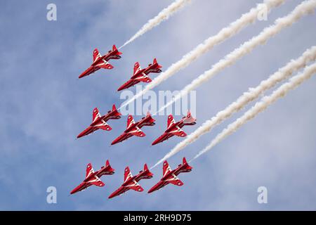 Das British Royal Airforce Red Arrows Aerobatic Display Team spielt beim Royal International Air Tattoo, das im RAF Fairford in Gloucestershire stattfindet Stockfoto