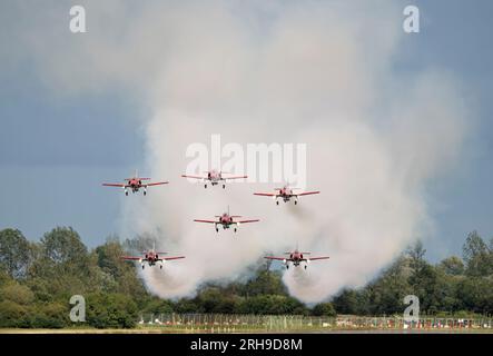 Das Aerobatic Display Team der spanischen Luftwaffe, die Patrulla Aguila, kommt nach ihrer hervorragenden Präsentation auf der RIAT zu einer gleichzeitigen Teamlandung Stockfoto