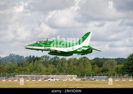 British Aerospace Hawk Mk65 Military Jet Trainer 8808 vom Royal Saudi Air Force Aerobatic Display Team die Saudi Hawks verlassen RAF Fairford Stockfoto