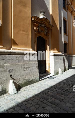 Detaillierte und großwinkelige Bilder des melker Klosters in melk, einem beeindruckenden barocken Dom und religiösen Komplex Stockfoto