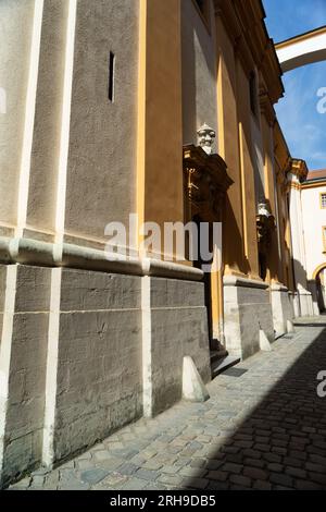 Detaillierte und großwinkelige Bilder des melker Klosters in melk, einem beeindruckenden barocken Dom und religiösen Komplex Stockfoto