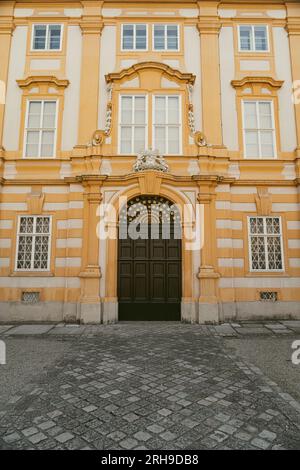 Detaillierte und großwinkelige Bilder des melker Klosters in melk, einem beeindruckenden barocken Dom und religiösen Komplex Stockfoto