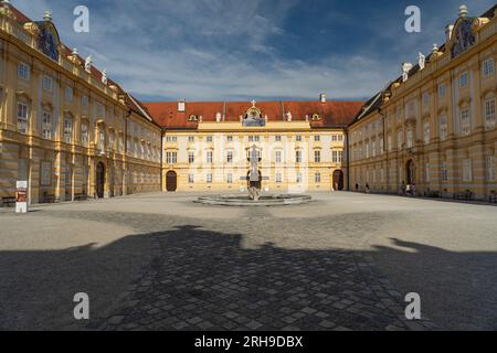 Detaillierte und großwinkelige Bilder des melker Klosters in melk, einem beeindruckenden barocken Dom und religiösen Komplex Stockfoto