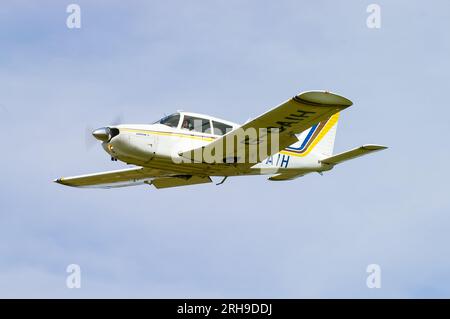 Piper PA-28 Cherokee Arrow II G-BAIH Leichtflugzeug fliegt. Allgemeine Luftfahrt - Privatflug. Altes, 1972 erbautes, kleines einmotoriges Flugzeug Stockfoto