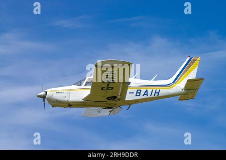 Piper PA-28 Cherokee Arrow II G-BAIH Leichtflugzeug fliegt im blauen Himmel. Allgemeine Luftfahrt - Privatflug. Altes 1972, kleines einmotoriges Flugzeug Stockfoto