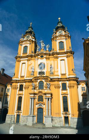 Detaillierte und großwinkelige Bilder des melker Klosters in melk, einem beeindruckenden barocken Dom und religiösen Komplex Stockfoto