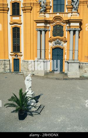 Detaillierte und großwinkelige Bilder des melker Klosters in melk, einem beeindruckenden barocken Dom und religiösen Komplex Stockfoto