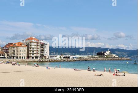 Blick auf die Landschaft des Silgar Strandes mit dem Hotel Minso und dem Royal Yacht Club an einem sonnigen Juninachmittag Sangenjo Sanxenxo Pontevedra Galicien Spanien Stockfoto